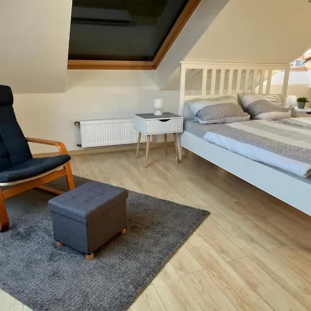 Lejlighed Grosse Moderne In Messenaehe *